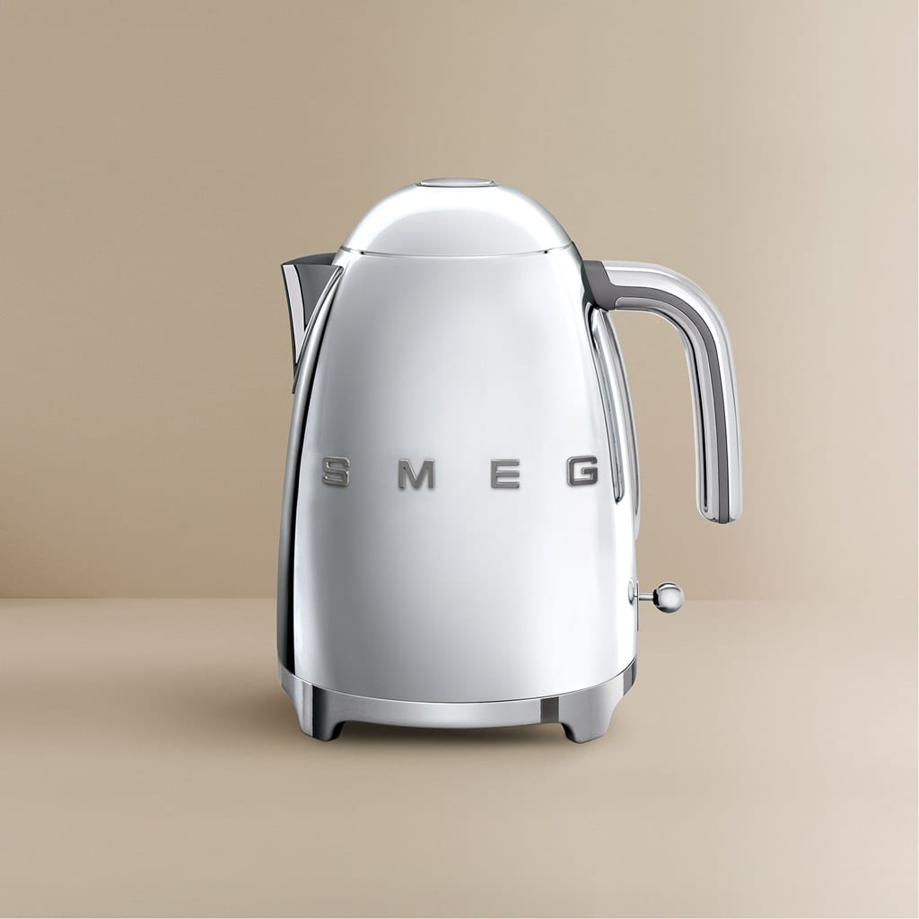 Smeg чайник золото. Чайник Смег золотой. Smeg klf03sseu. Чайник Smeg 1.7. Коробка чайника Смег.