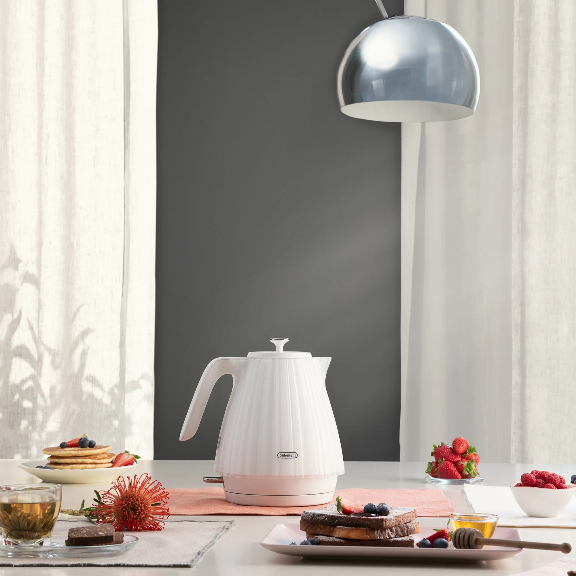 Delonghi KBD3001.W Opaline White Ballerina Kettle - Image 5