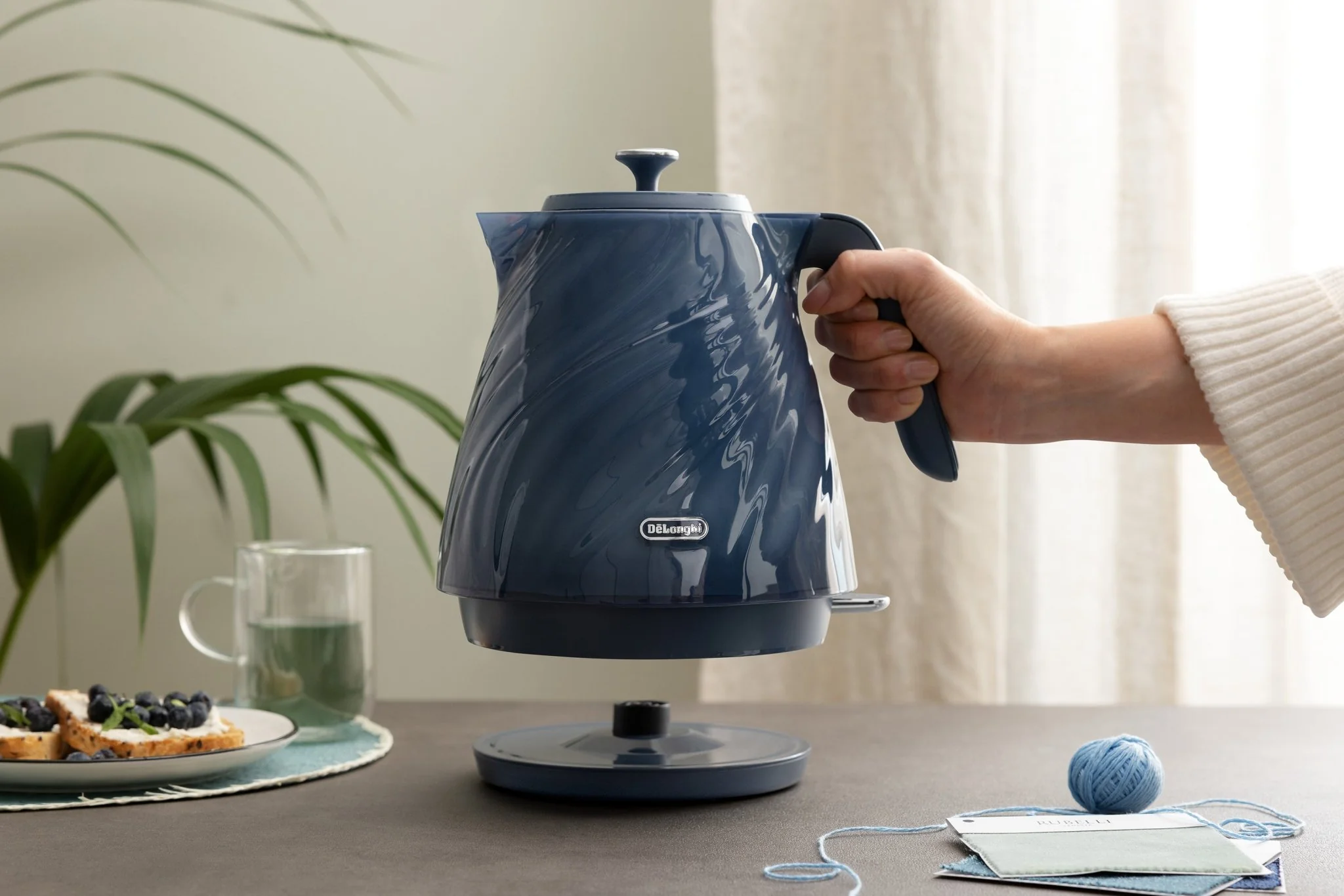 Delonghi KBDS3001.BL Ballerina Seta Cordless Kettle Silk Blue - Image 5