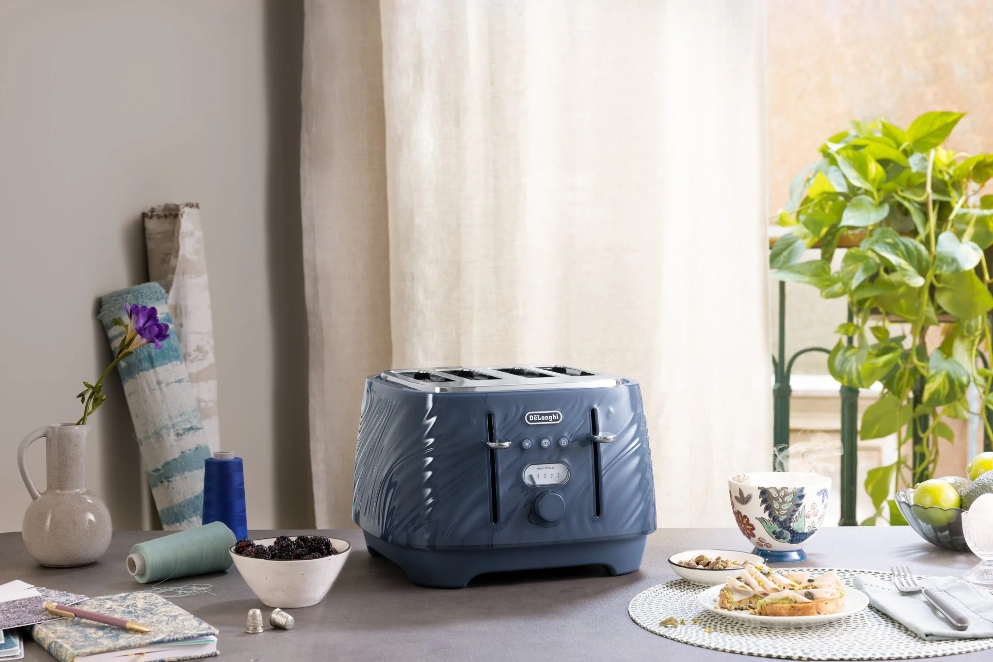 Delonghi ZA0230040023 Ballerina Seta 4 Slice Toaster Silk Blue - Image 3